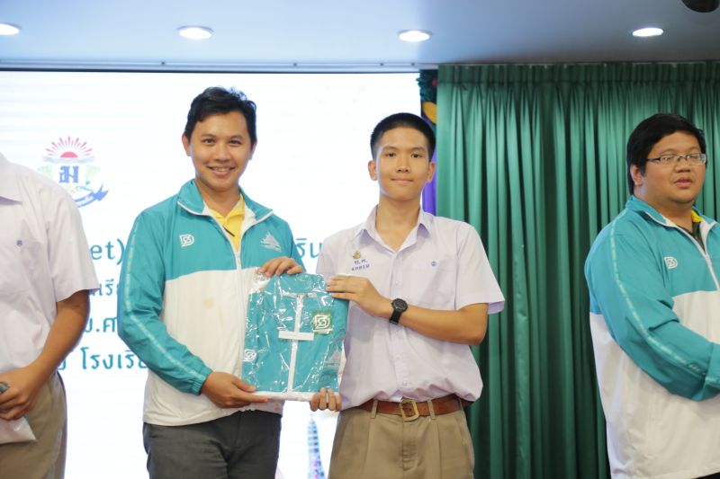 พิธีมอบเสื้อสามารถ (Victory Jacket) แก่นักเรียนที่ได้รับรางวัลเหรียญทอง การแข่งขันศิลปหัตถกรรมนักเรียน ครั้งที่ 71 ประจำปีการศึกษา 2566