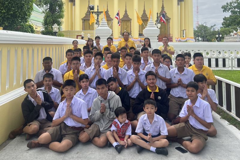 กิจกรรมทำบุญตักบาตรในช่วงเช้า ณ วัดเทพศิรินทราวาส