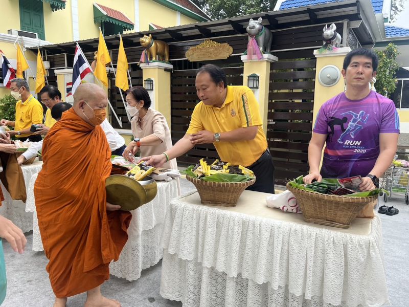 กิจกรรมทำบุญตักบาตรในช่วงเช้า ณ วัดเทพศิรินทราวาส