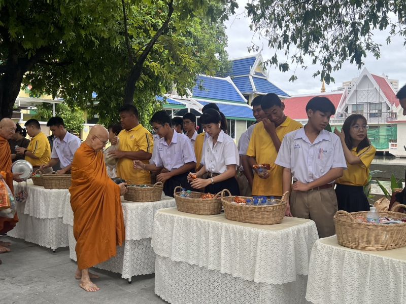 กิจกรรมทำบุญตักบาตรในช่วงเช้า ณ วัดเทพศิรินทราวาส