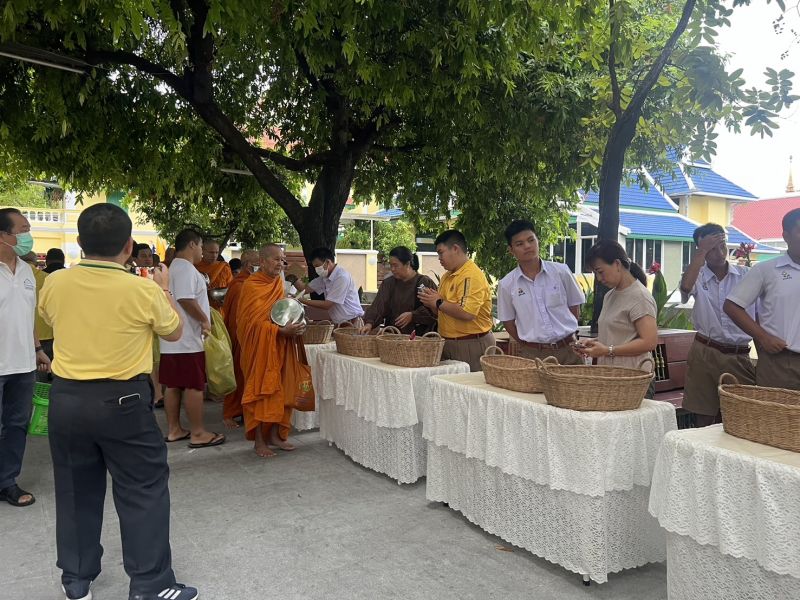 กิจกรรมทำบุญตักบาตรในช่วงเช้า ณ วัดเทพศิรินทราวาส