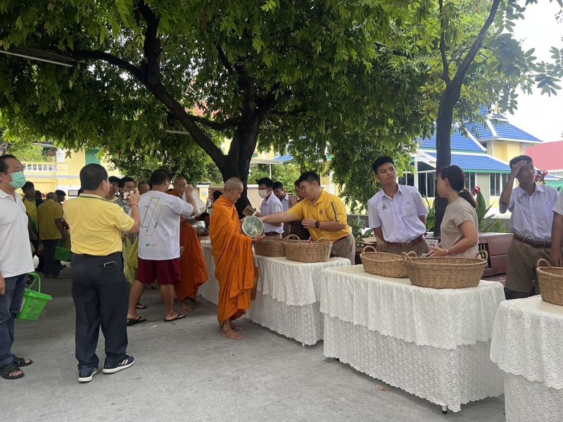 กิจกรรมทำบุญตักบาตรในช่วงเช้า ณ วัดเทพศิรินทราวาส