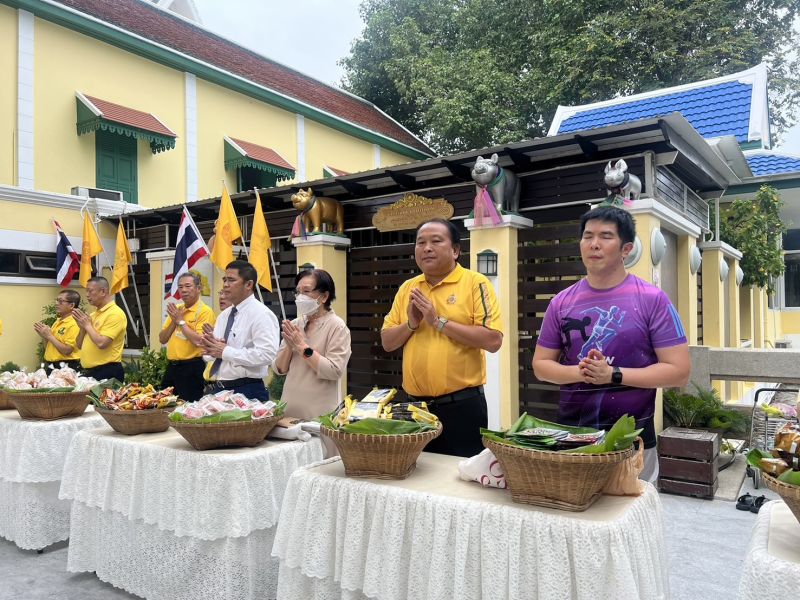 กิจกรรมทำบุญตักบาตรในช่วงเช้า ณ วัดเทพศิรินทราวาส