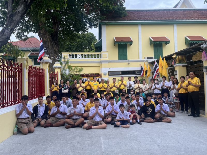 กิจกรรมทำบุญตักบาตรในช่วงเช้า ณ วัดเทพศิรินทราวาส