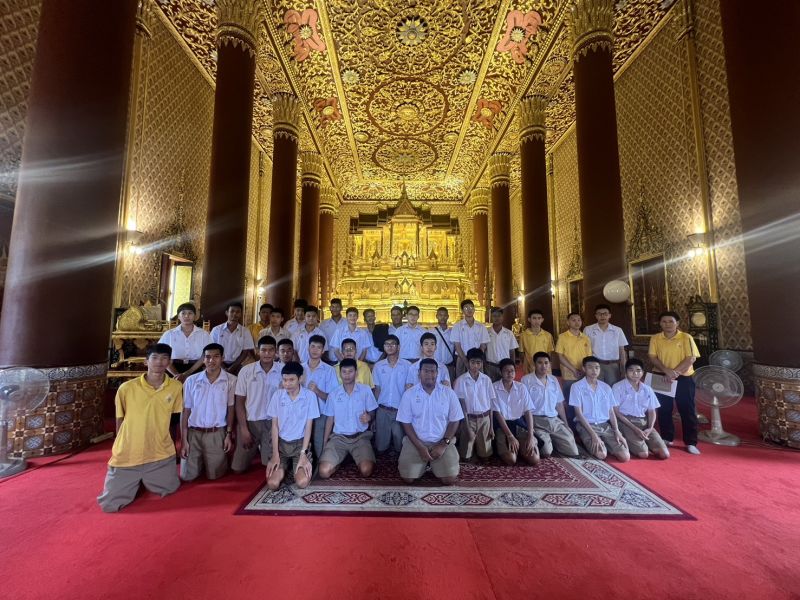 กิจกรรมทำบุญตักบาตรในช่วงเช้า ณ วัดเทพศิรินทราวาส