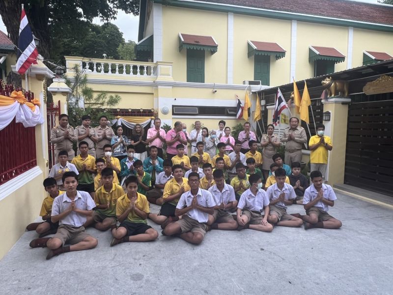 กิจกรรมทำบุญตักบาตรในช่วงเช้า ณ วัดเทพศิรินทราวาส