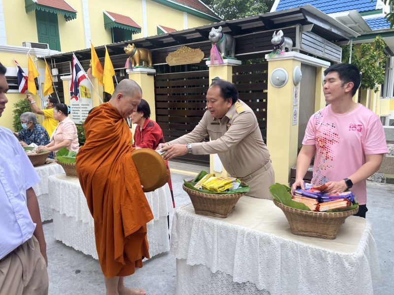 กิจกรรมทำบุญตักบาตรในช่วงเช้า ณ วัดเทพศิรินทราวาส