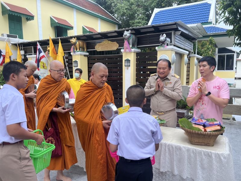 กิจกรรมทำบุญตักบาตรในช่วงเช้า ณ วัดเทพศิรินทราวาส