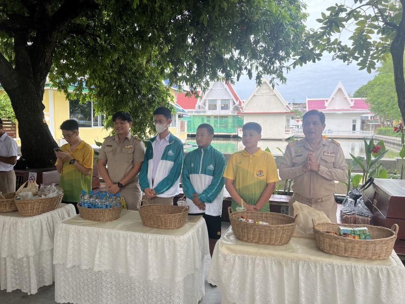 กิจกรรมทำบุญตักบาตรในช่วงเช้า ณ วัดเทพศิรินทราวาส