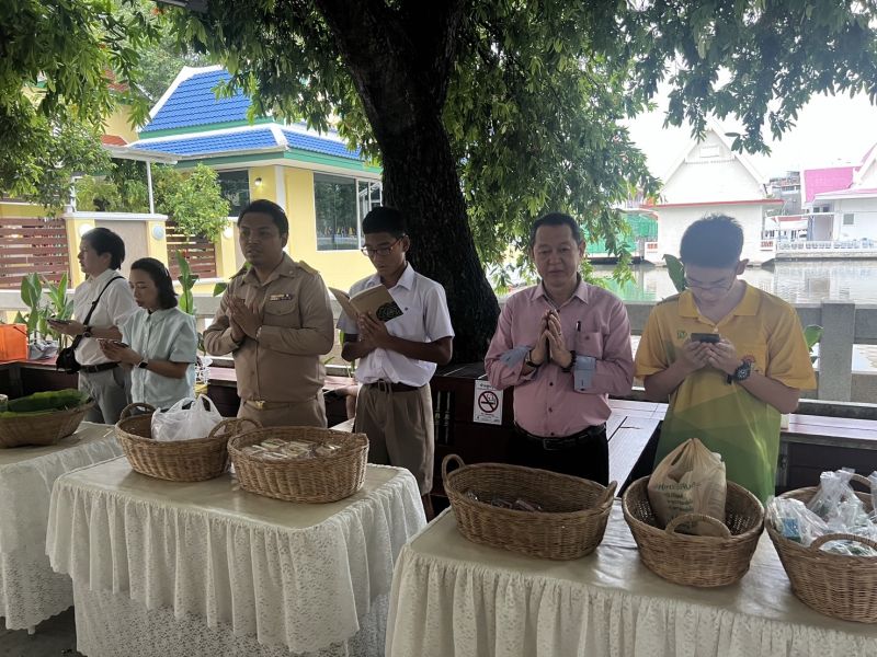 กิจกรรมทำบุญตักบาตรในช่วงเช้า ณ วัดเทพศิรินทราวาส
