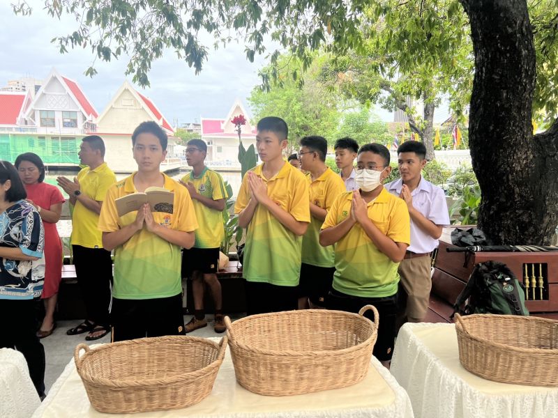 กิจกรรมทำบุญตักบาตรในช่วงเช้า ณ วัดเทพศิรินทราวาส