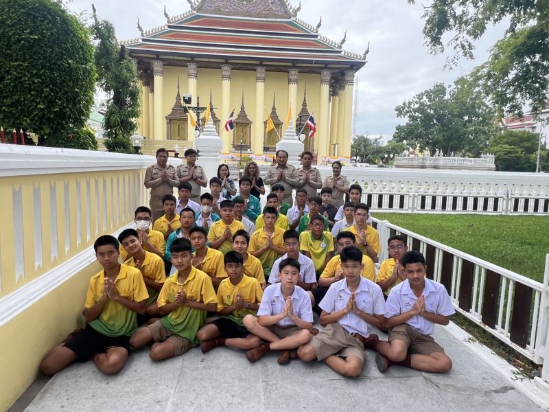 กิจกรรมทำบุญตักบาตรในช่วงเช้า ณ วัดเทพศิรินทราวาส