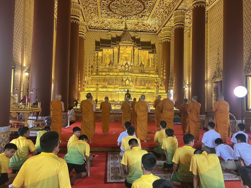 กิจกรรมทำบุญตักบาตรในช่วงเช้า ณ วัดเทพศิรินทราวาส
