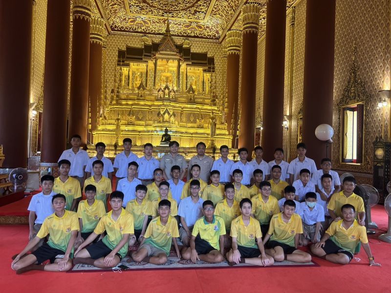 กิจกรรมทำบุญตักบาตรในช่วงเช้า ณ วัดเทพศิรินทราวาส