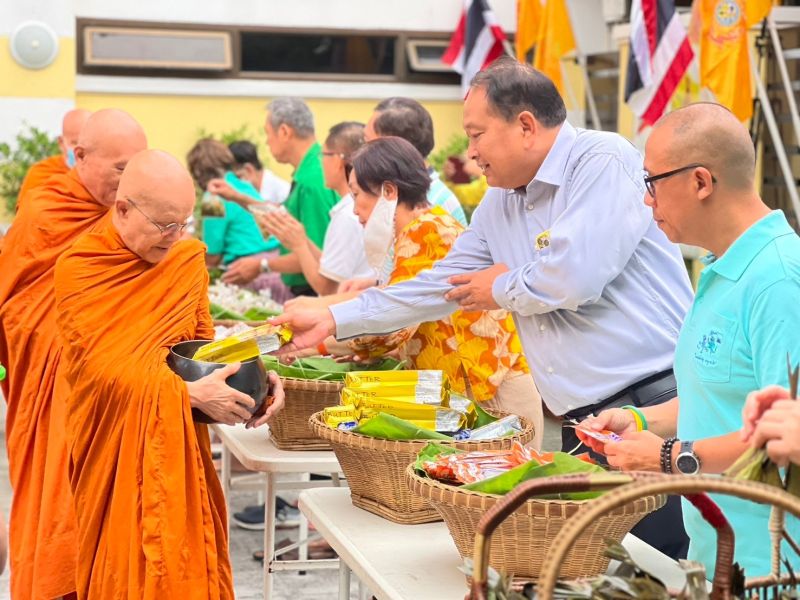 กิจกรรมทำบุญตักบาตรในช่วงเช้า ณ วัดเทพศิรินทราวาส