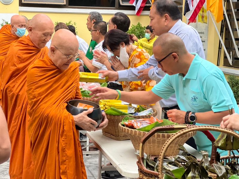 กิจกรรมทำบุญตักบาตรในช่วงเช้า ณ วัดเทพศิรินทราวาส