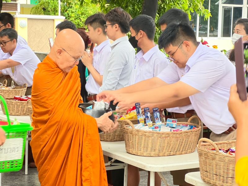 กิจกรรมทำบุญตักบาตรในช่วงเช้า ณ วัดเทพศิรินทราวาส