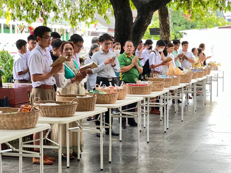 กิจกรรมทำบุญตักบาตรในช่วงเช้า ณ วัดเทพศิรินทราวาส