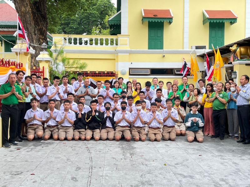กิจกรรมทำบุญตักบาตรในช่วงเช้า ณ วัดเทพศิรินทราวาส