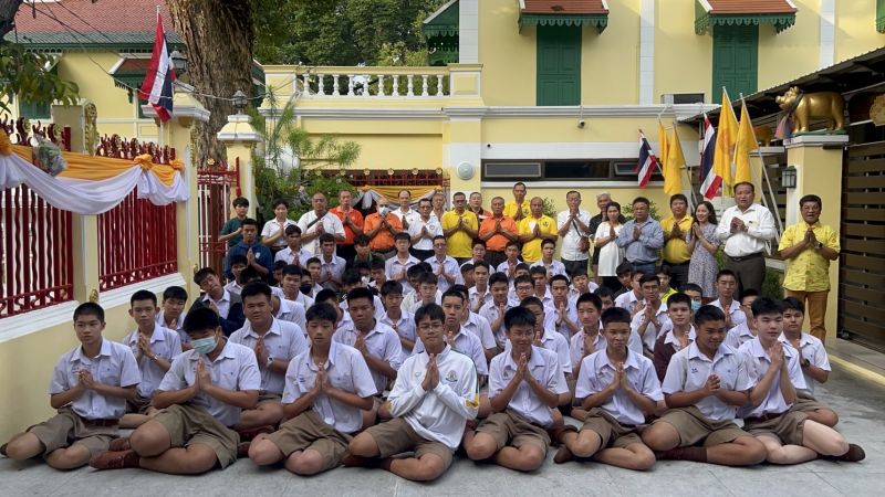 กิจกรรมทำบุญตักบาตรในช่วงเช้า ณ วัดเทพศิรินทราวาส