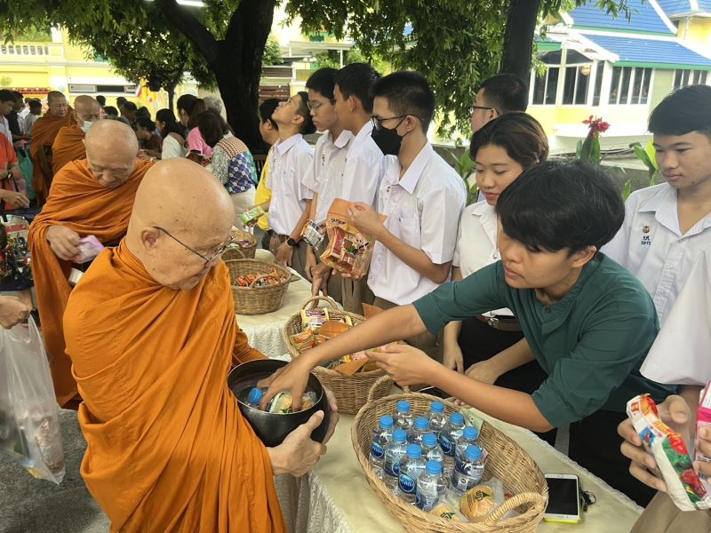 กิจกรรมทำบุญตักบาตรในช่วงเช้า ณ วัดเทพศิรินทราวาส