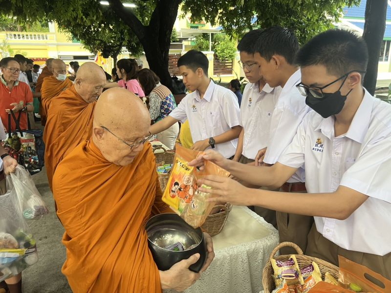 กิจกรรมทำบุญตักบาตรในช่วงเช้า ณ วัดเทพศิรินทราวาส