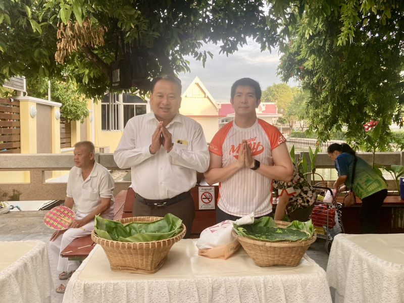 กิจกรรมทำบุญตักบาตรในช่วงเช้า ณ วัดเทพศิรินทราวาส