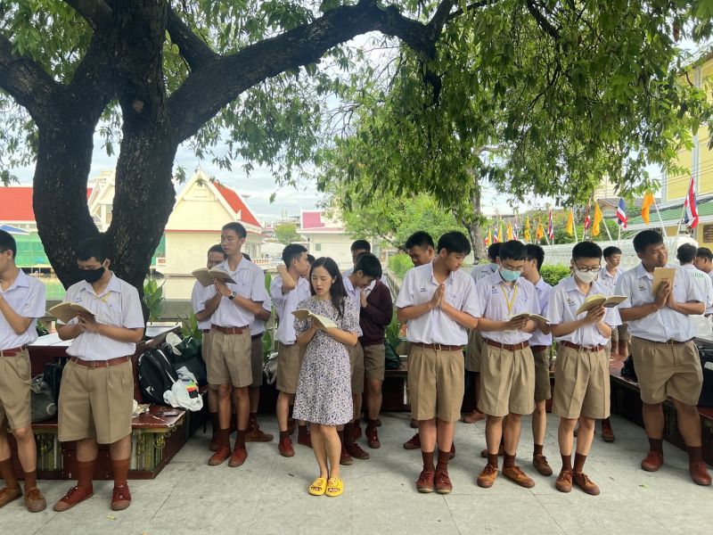 กิจกรรมทำบุญตักบาตรในช่วงเช้า ณ วัดเทพศิรินทราวาส