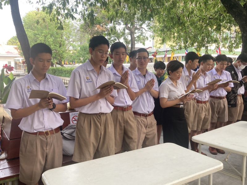กิจกรรมทำบุญตักบาตรในช่วงเช้า ณ วัดเทพศิรินทราวาส