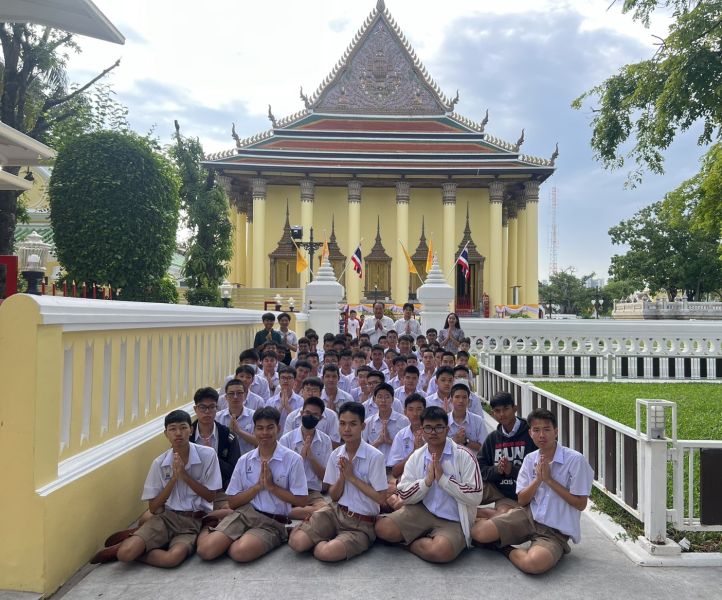 กิจกรรมทำบุญตักบาตรในช่วงเช้า ณ วัดเทพศิรินทราวาส