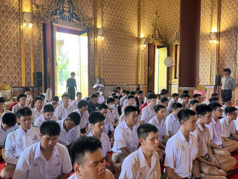 กิจกรรมทำบุญตักบาตรในช่วงเช้า ณ วัดเทพศิรินทราวาส