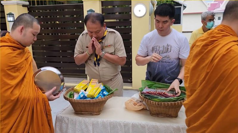 กิจกรรมทำบุญตักบาตรในช่วงเช้า ณ วัดเทพศิรินทราวาส