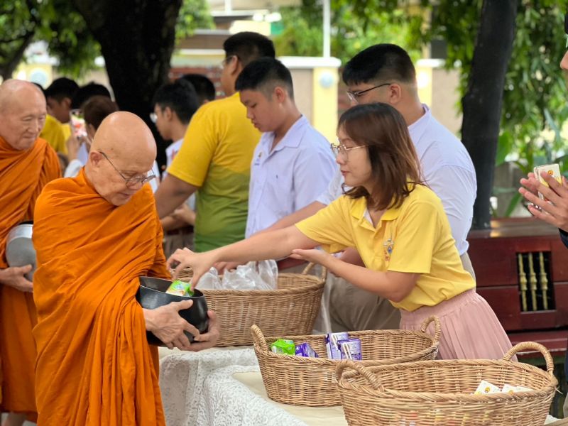 กิจกรรมทำบุญตักบาตรในช่วงเช้า ณ วัดเทพศิรินทราวาส