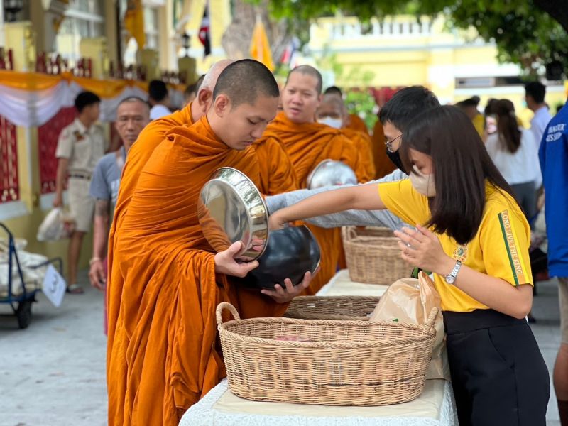 กิจกรรมทำบุญตักบาตรในช่วงเช้า ณ วัดเทพศิรินทราวาส