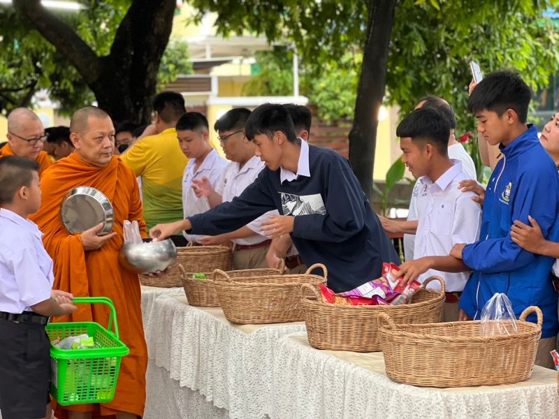 กิจกรรมทำบุญตักบาตรในช่วงเช้า ณ วัดเทพศิรินทราวาส
