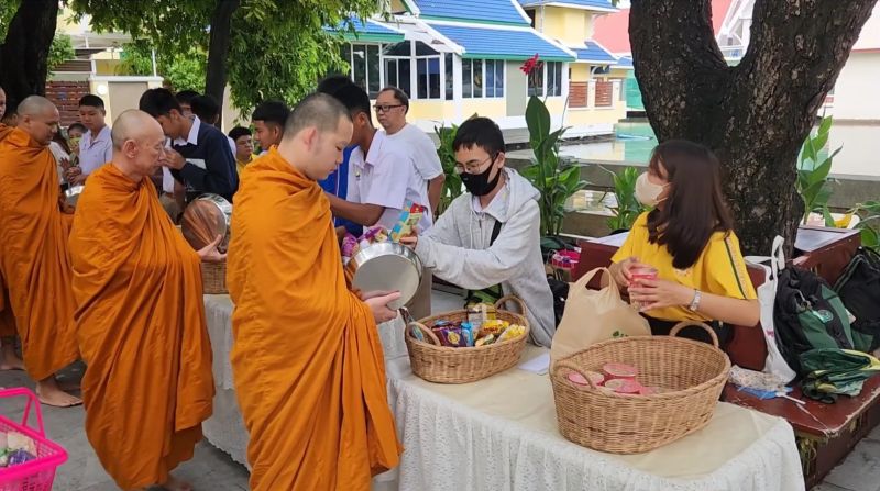 กิจกรรมทำบุญตักบาตรในช่วงเช้า ณ วัดเทพศิรินทราวาส