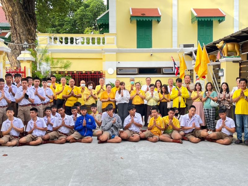 กิจกรรมทำบุญตักบาตรในช่วงเช้า ณ วัดเทพศิรินทราวาส