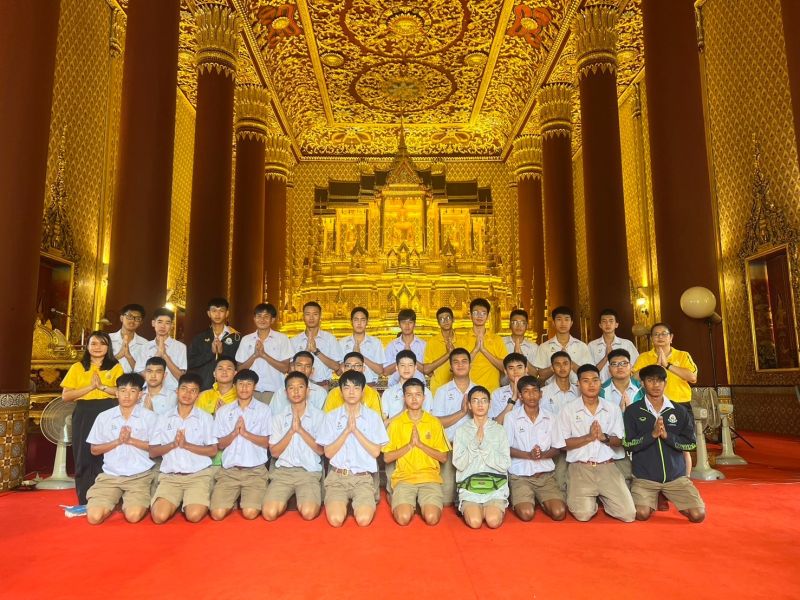 กิจกรรมทำบุญตักบาตรในช่วงเช้า ณ วัดเทพศิรินทราวาส