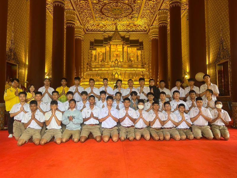 กิจกรรมทำบุญตักบาตรในช่วงเช้า ณ วัดเทพศิรินทราวาส