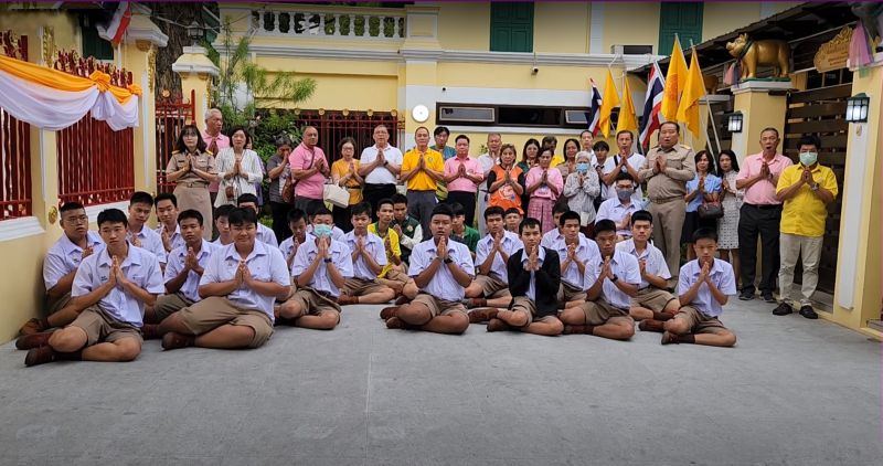 กิจกรรมทำบุญตักบาตรในช่วงเช้า ณ วัดเทพศิรินทราวาส