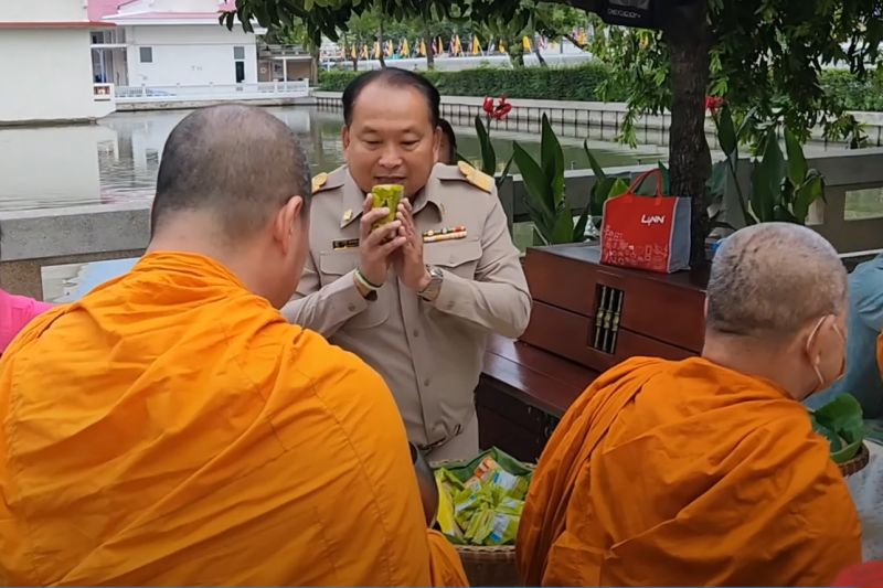 กิจกรรมทำบุญตักบาตรในช่วงเช้า ณ วัดเทพศิรินทราวาส
