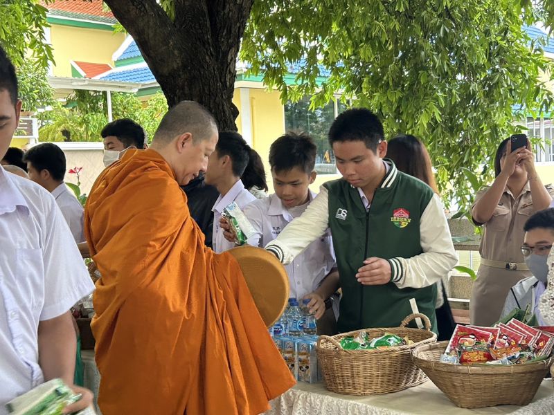 กิจกรรมทำบุญตักบาตรในช่วงเช้า ณ วัดเทพศิรินทราวาส