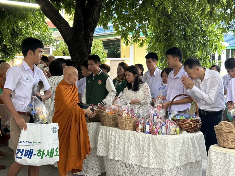 กิจกรรมทำบุญตักบาตรในช่วงเช้า ณ วัดเทพศิรินทราวาส