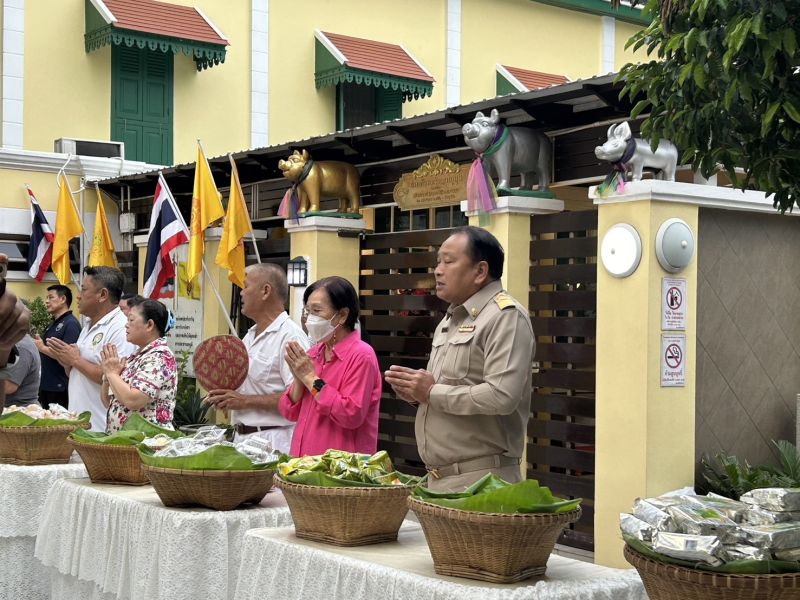 กิจกรรมทำบุญตักบาตรในช่วงเช้า ณ วัดเทพศิรินทราวาส