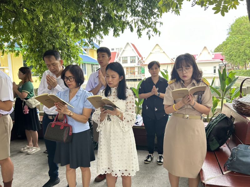 กิจกรรมทำบุญตักบาตรในช่วงเช้า ณ วัดเทพศิรินทราวาส