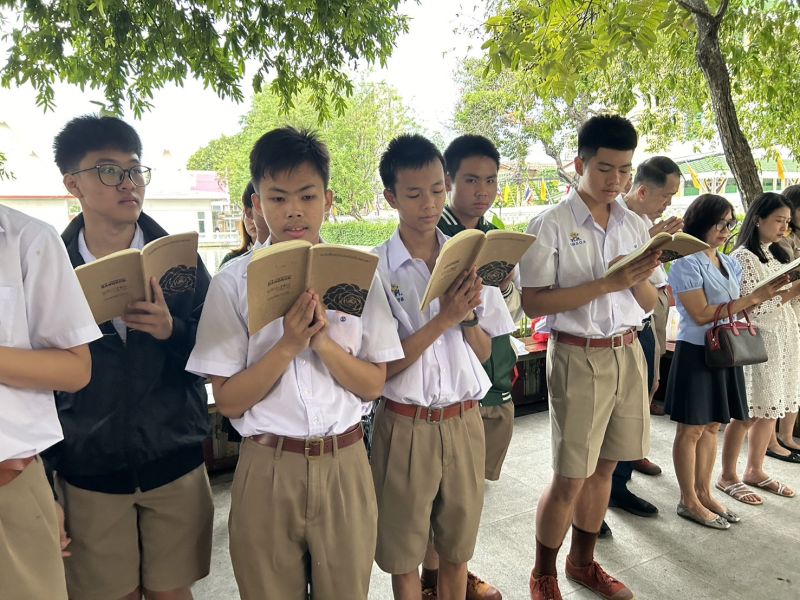กิจกรรมทำบุญตักบาตรในช่วงเช้า ณ วัดเทพศิรินทราวาส