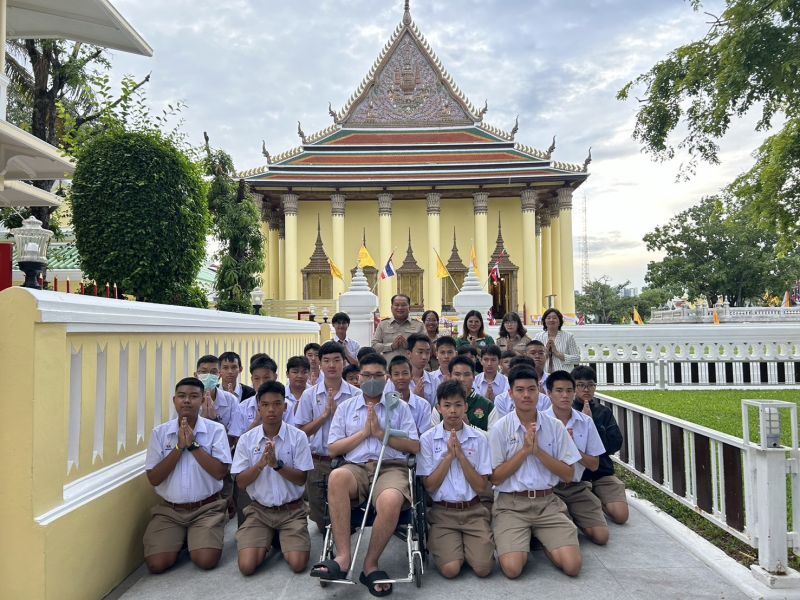กิจกรรมทำบุญตักบาตรในช่วงเช้า ณ วัดเทพศิรินทราวาส