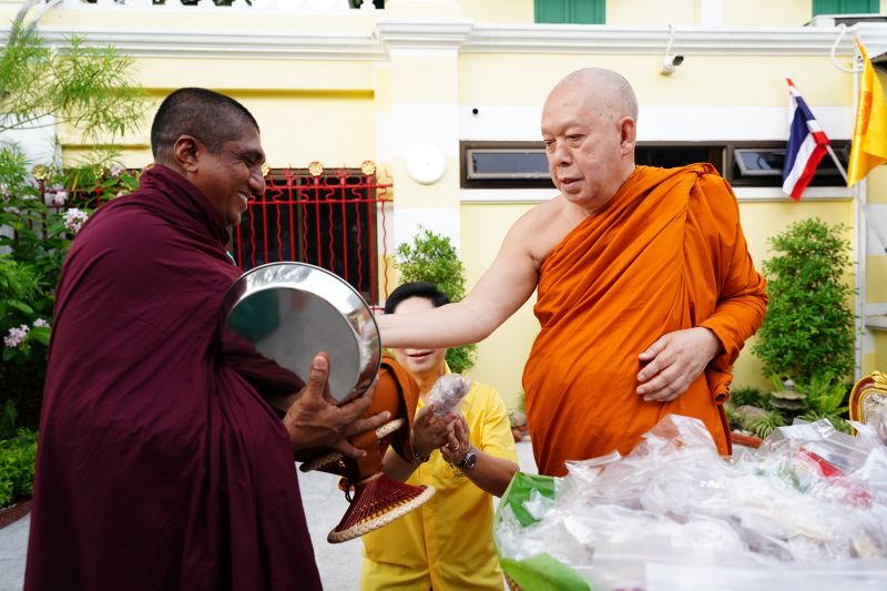 กิจกรรมทำบุญตักบาตรในช่วงเช้า ณ วัดเทพศิรินทราวาส