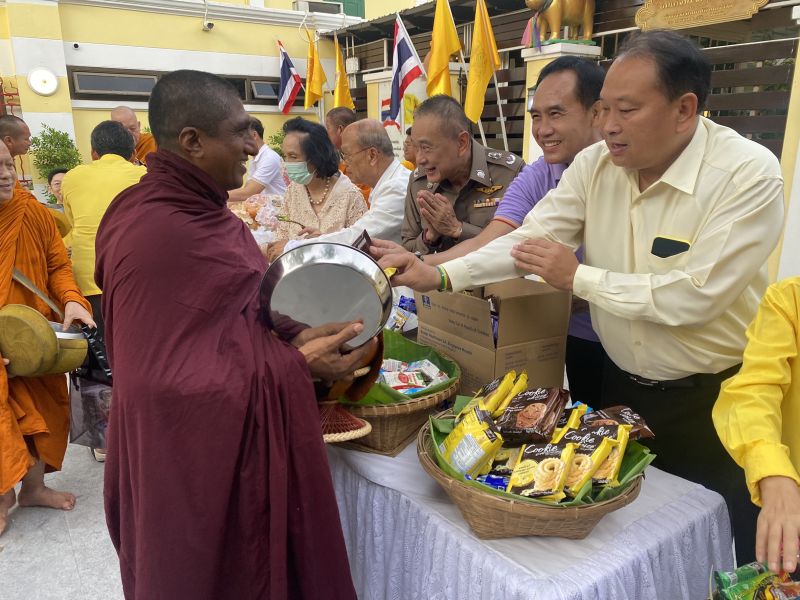 กิจกรรมทำบุญตักบาตรในช่วงเช้า ณ วัดเทพศิรินทราวาส