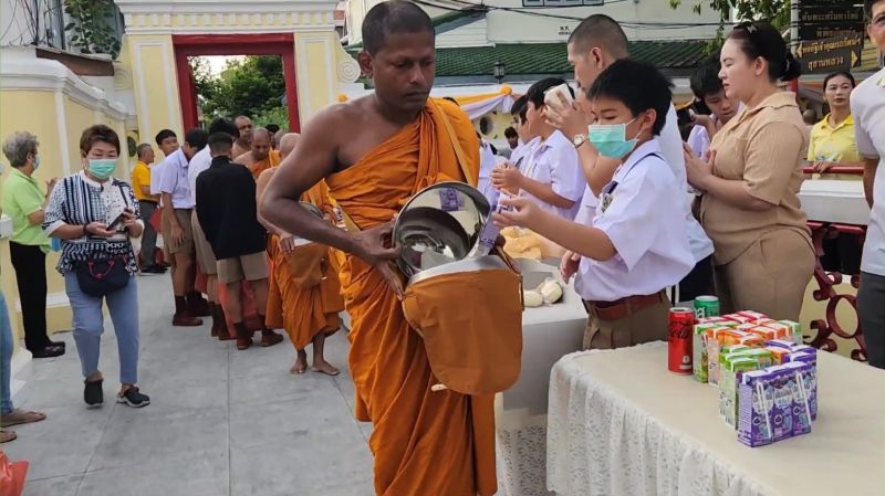 กิจกรรมทำบุญตักบาตรในช่วงเช้า ณ วัดเทพศิรินทราวาส